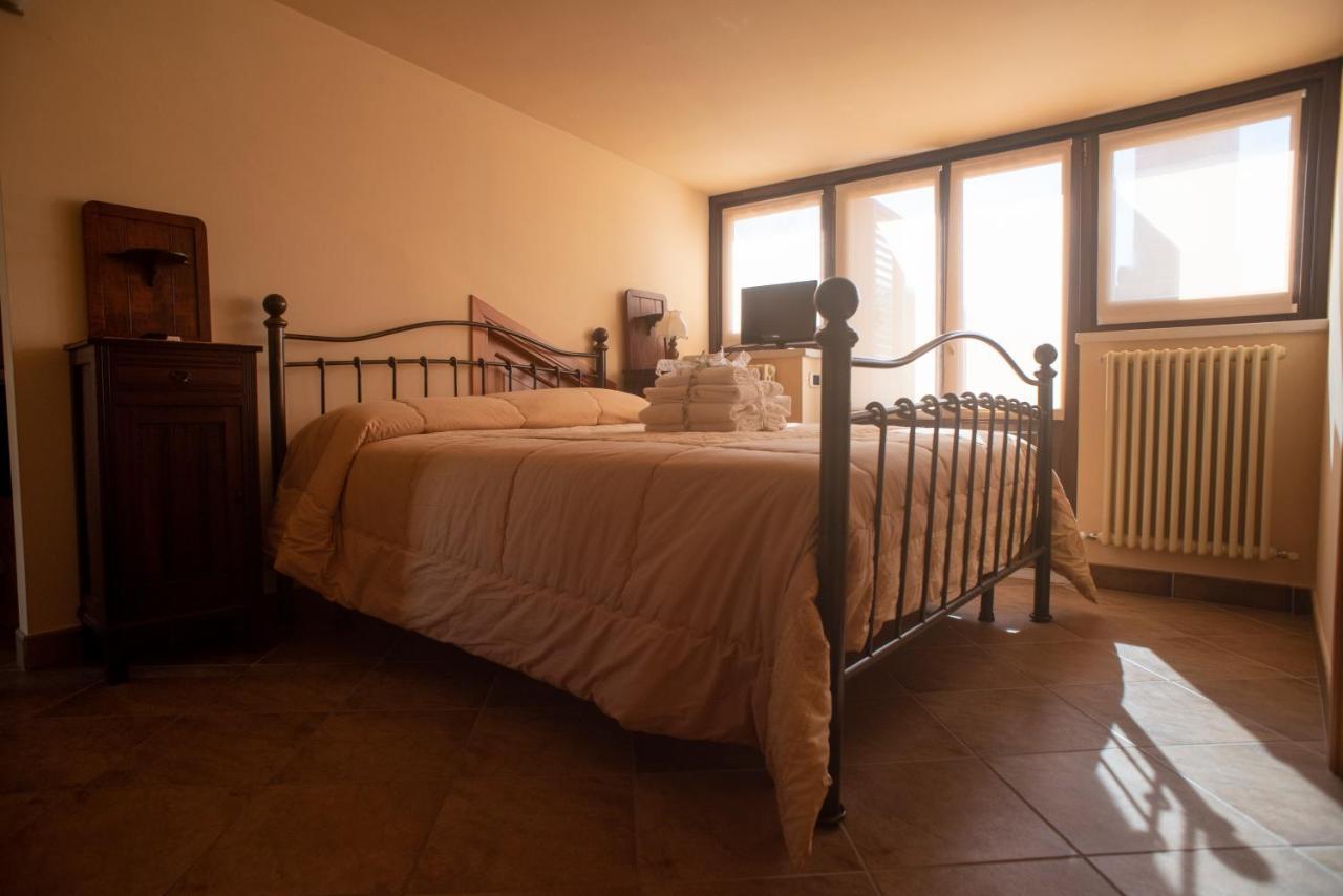 La Ginestra Hotel Castel San Lorenzo Bagian luar foto