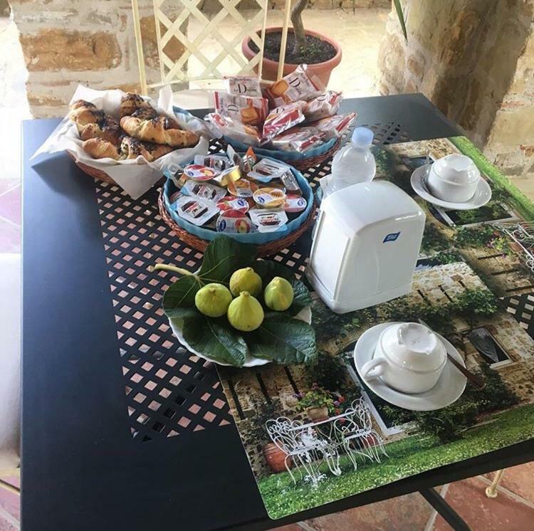 La Ginestra Hotel Castel San Lorenzo Bagian luar foto